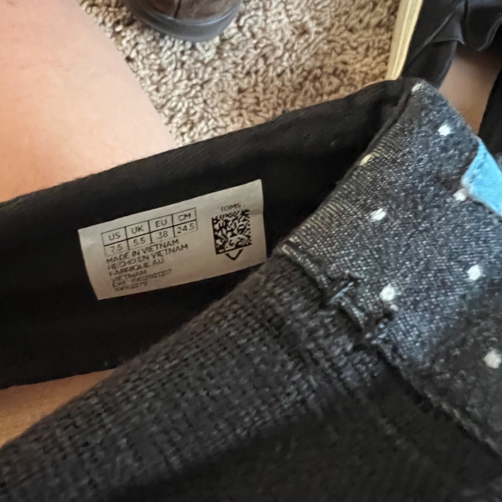 Toms - Picture 2 of 2